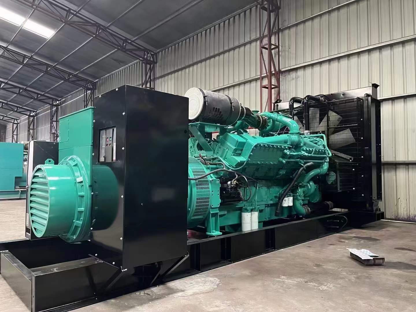 白茅湖农场如何降低 800kW 柴油发电机输出电流的波动？